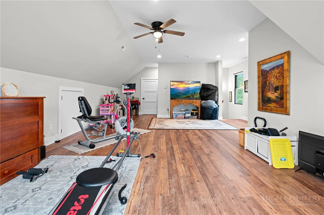 Image number 19 for the current listing