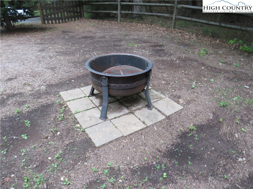 Image number 17 for the current listing