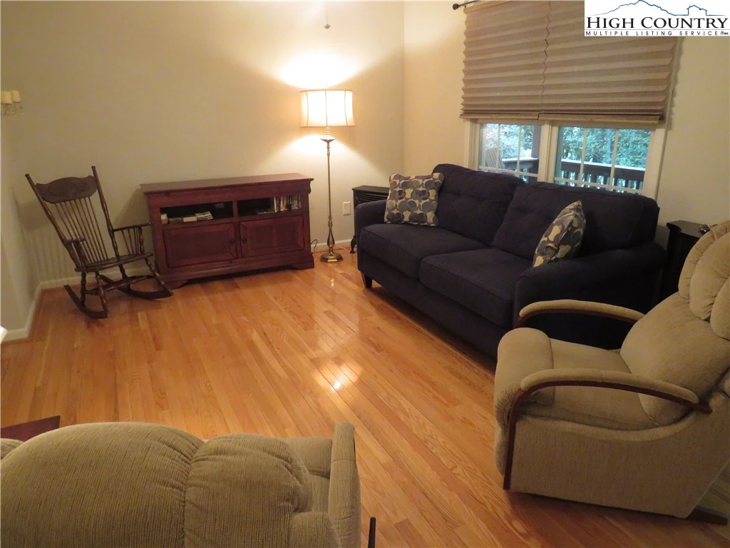 Image number 21 for the current listing