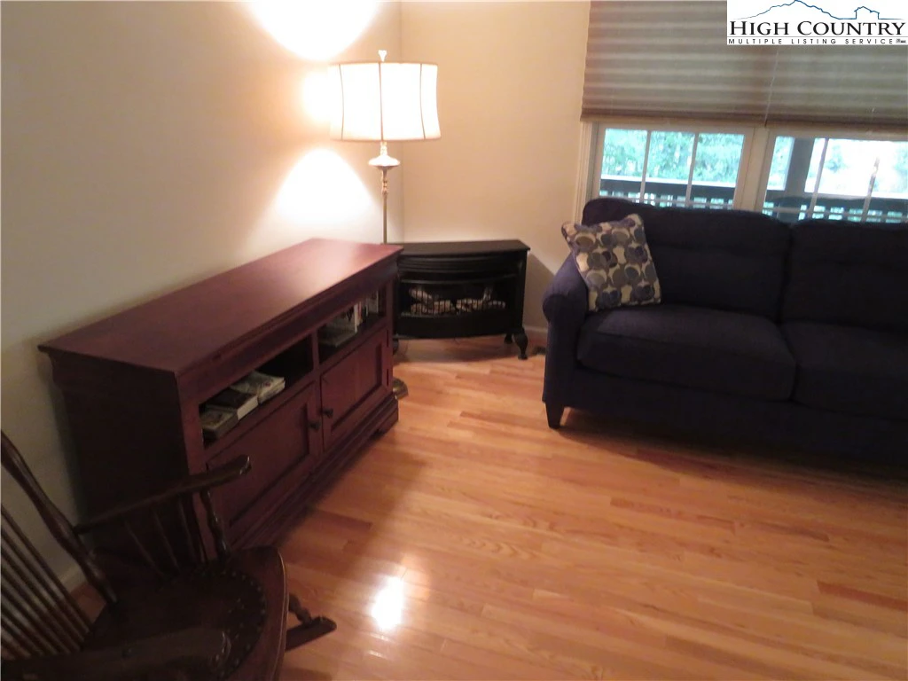 Image number 2 for the current listing