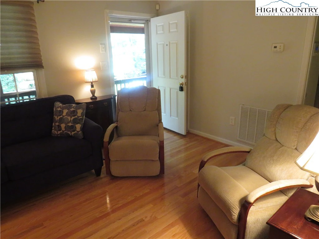 Image number 20 for the current listing