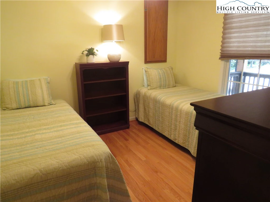 Image number 8 for the current listing