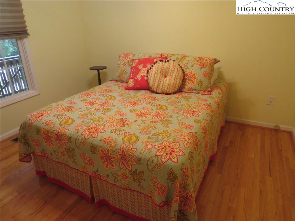 Image number 9 for the current listing