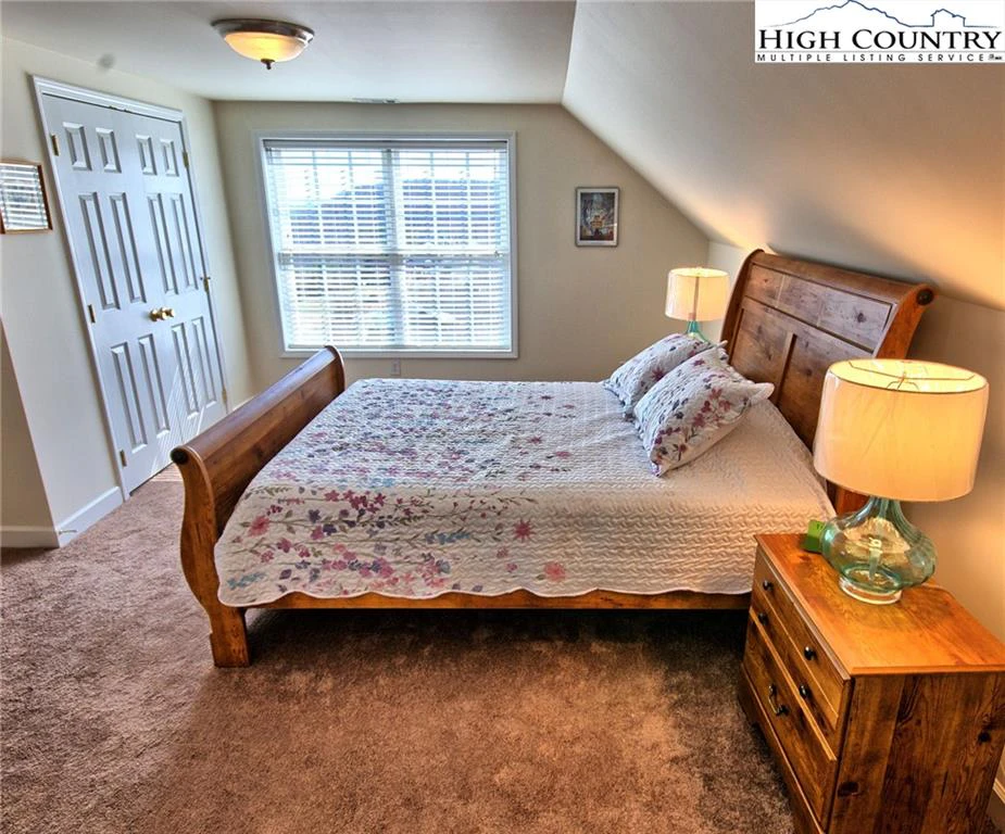 Image number 5 for the current listing