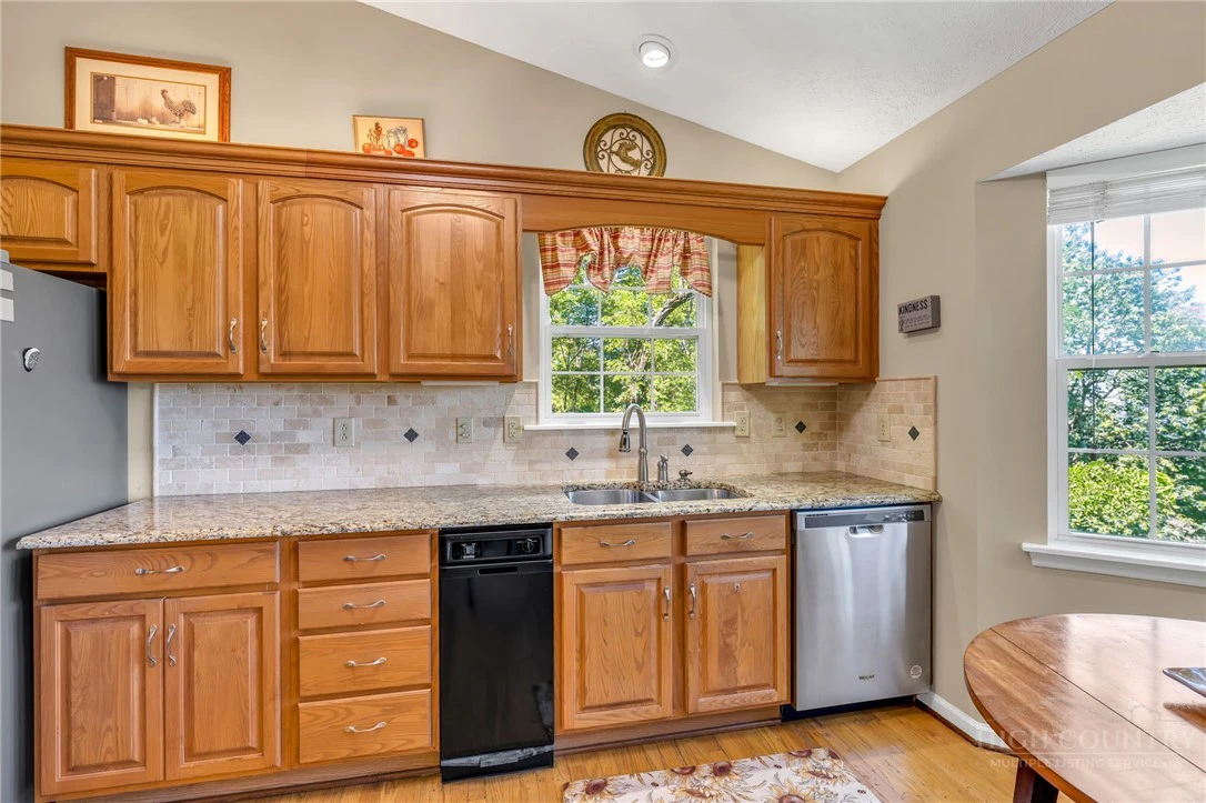 Image number 10 for the current listing