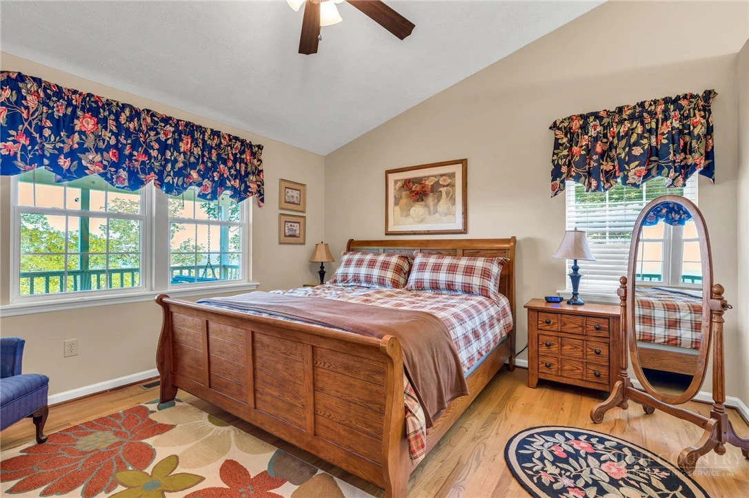 Image number 13 for the current listing