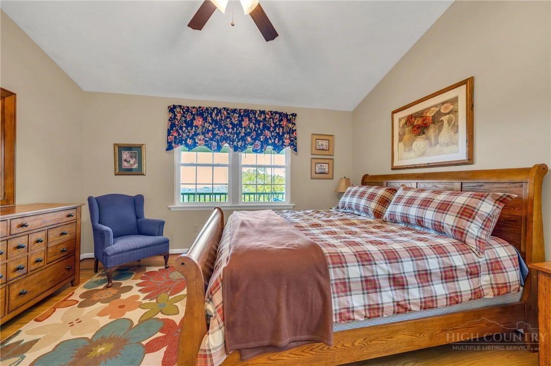 Image number 14 for the current listing