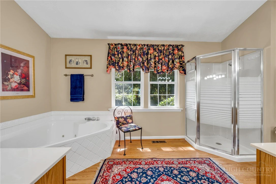 Image number 15 for the current listing