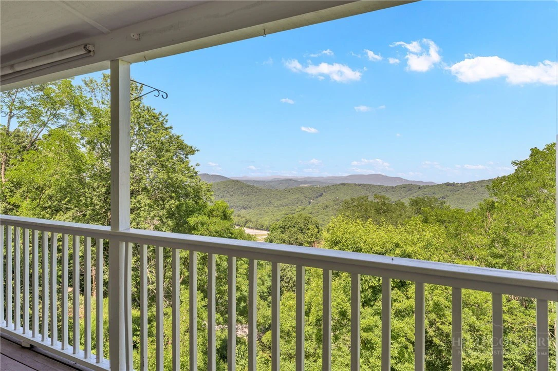 Image number 18 for the current listing