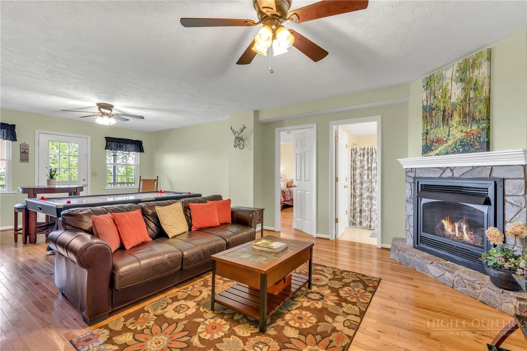 Image number 20 for the current listing