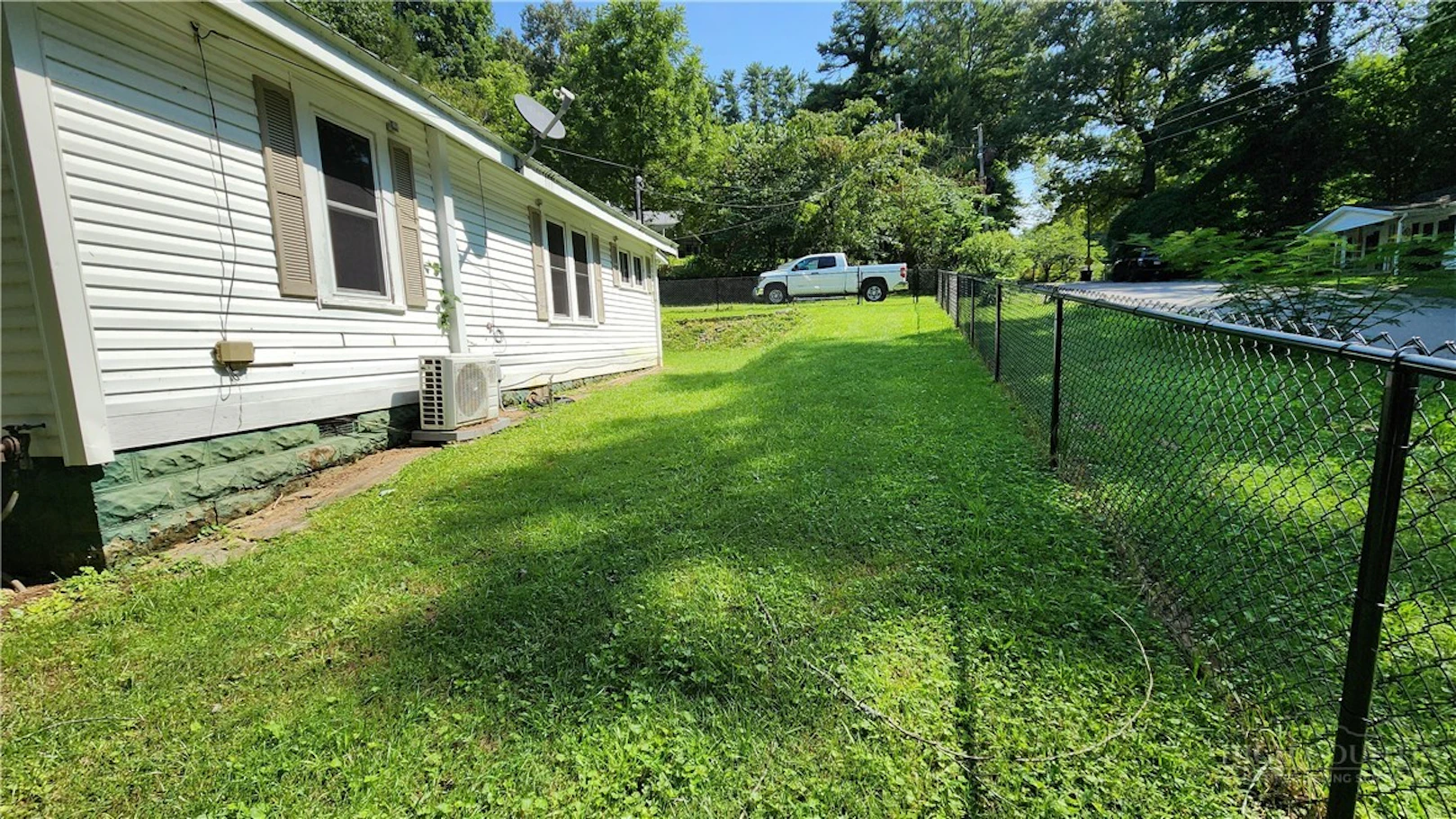Image number 17 for the current listing