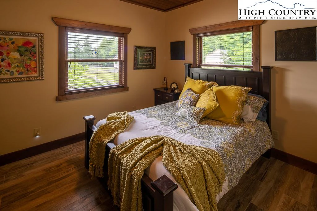 Image number 5 for the current listing