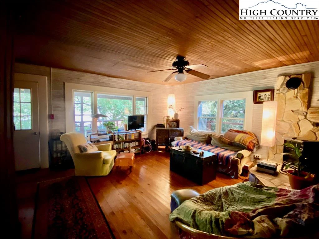 Image number 18 for the current listing