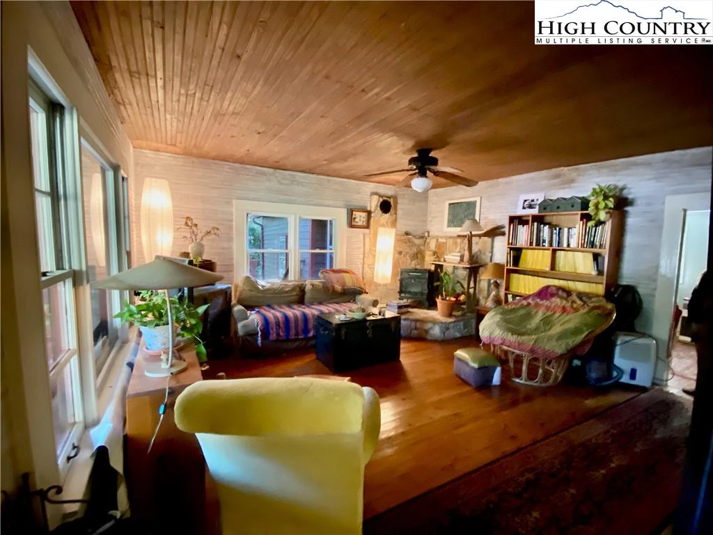 Image number 17 for the current listing