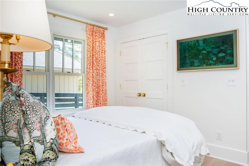 Image number 18 for the current listing