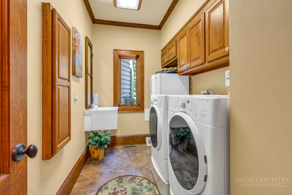 Image number 9 for the current listing