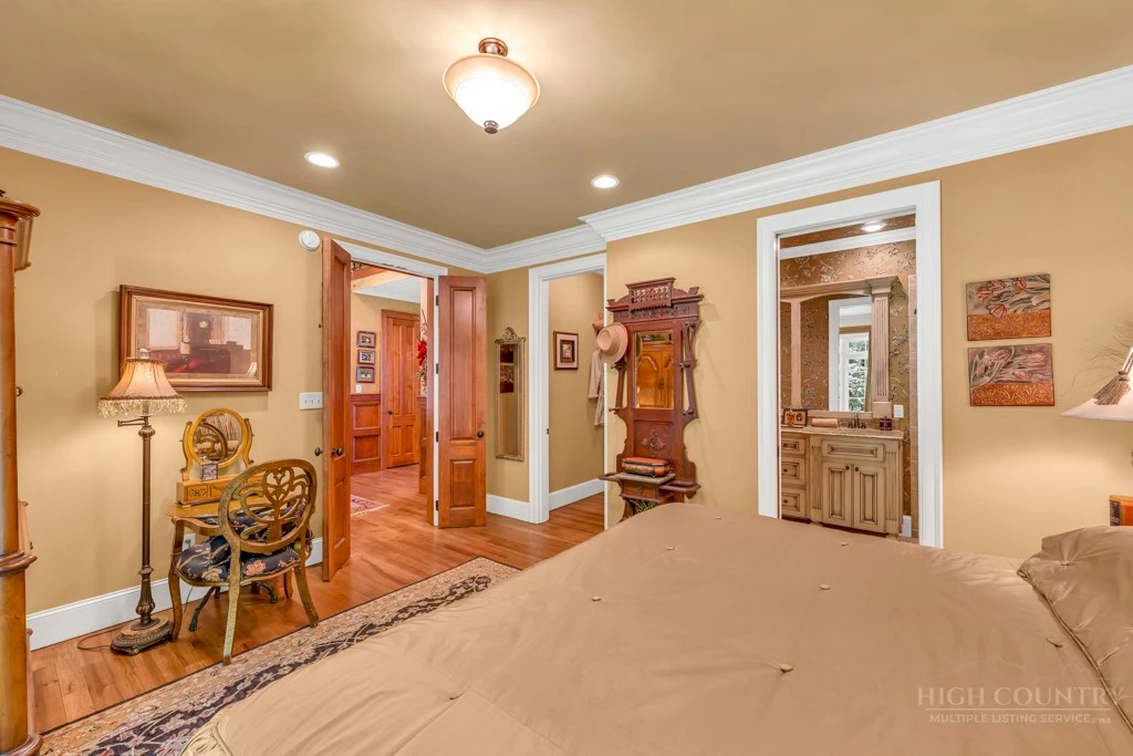 Image number 12 for the current listing