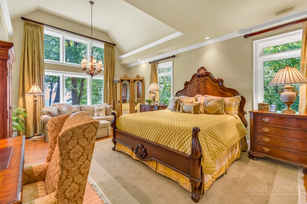 Image number 4 for the current listing