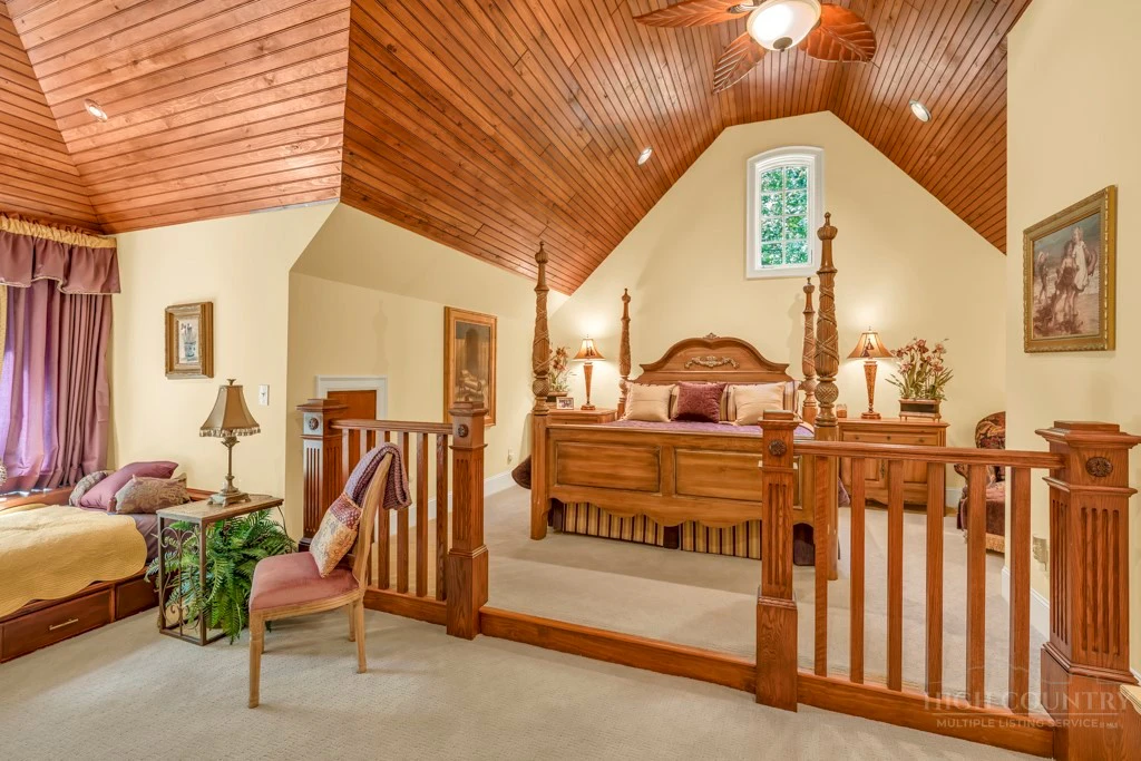 Image number 15 for the current listing