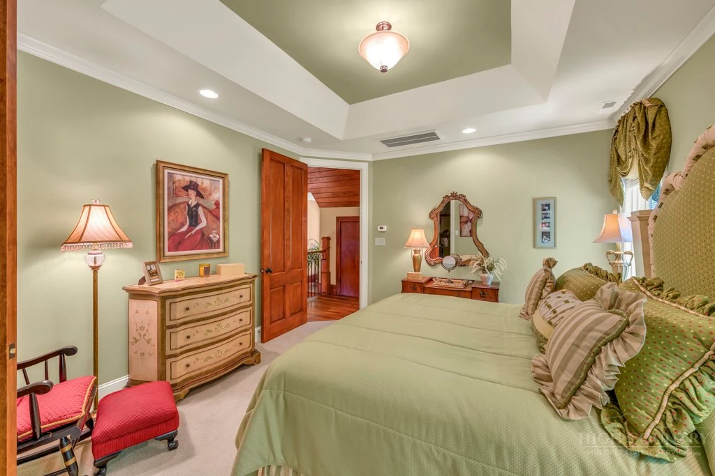 Image number 19 for the current listing