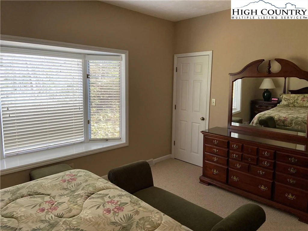 Image number 11 for the current listing