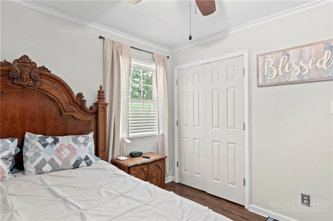 Image number 15 for the current listing