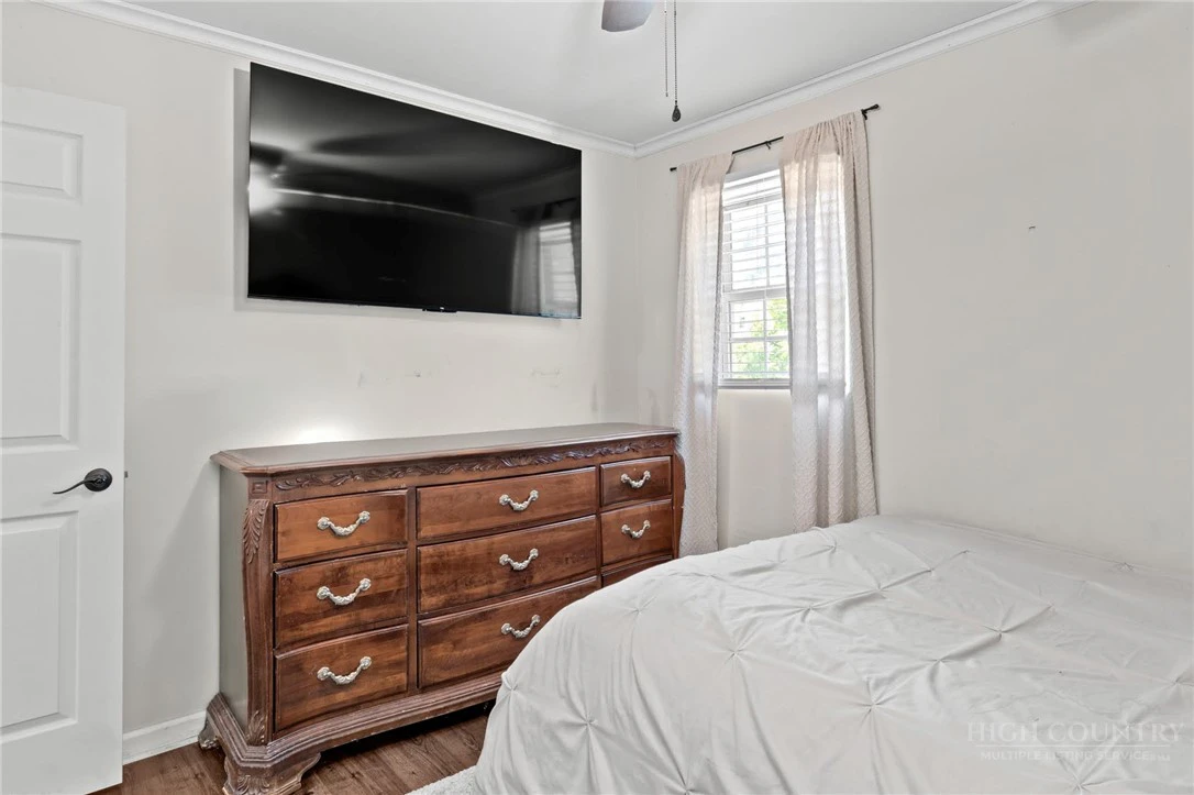 Image number 16 for the current listing