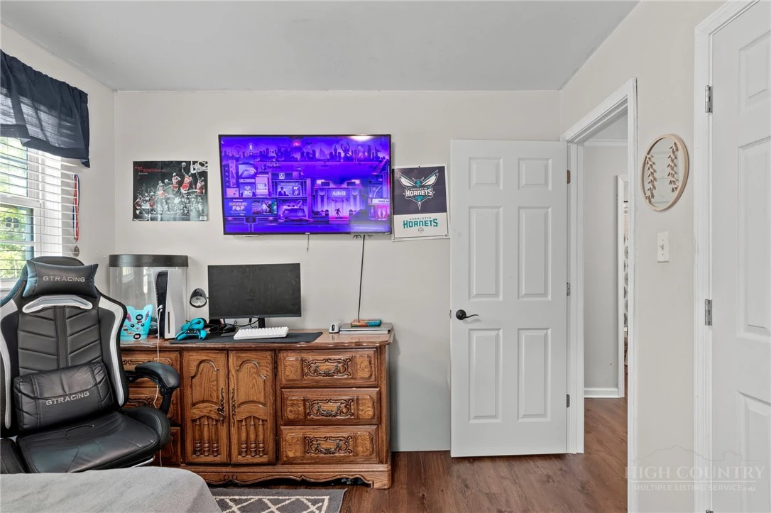 Image number 18 for the current listing