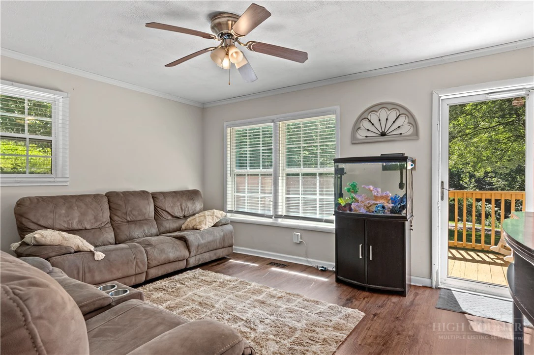 Image number 8 for the current listing