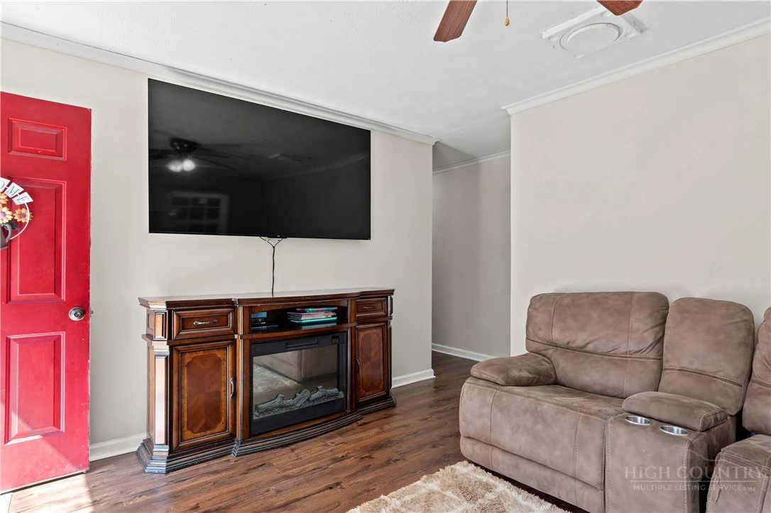 Image number 9 for the current listing
