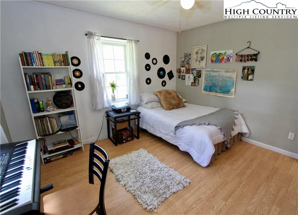Image number 10 for the current listing