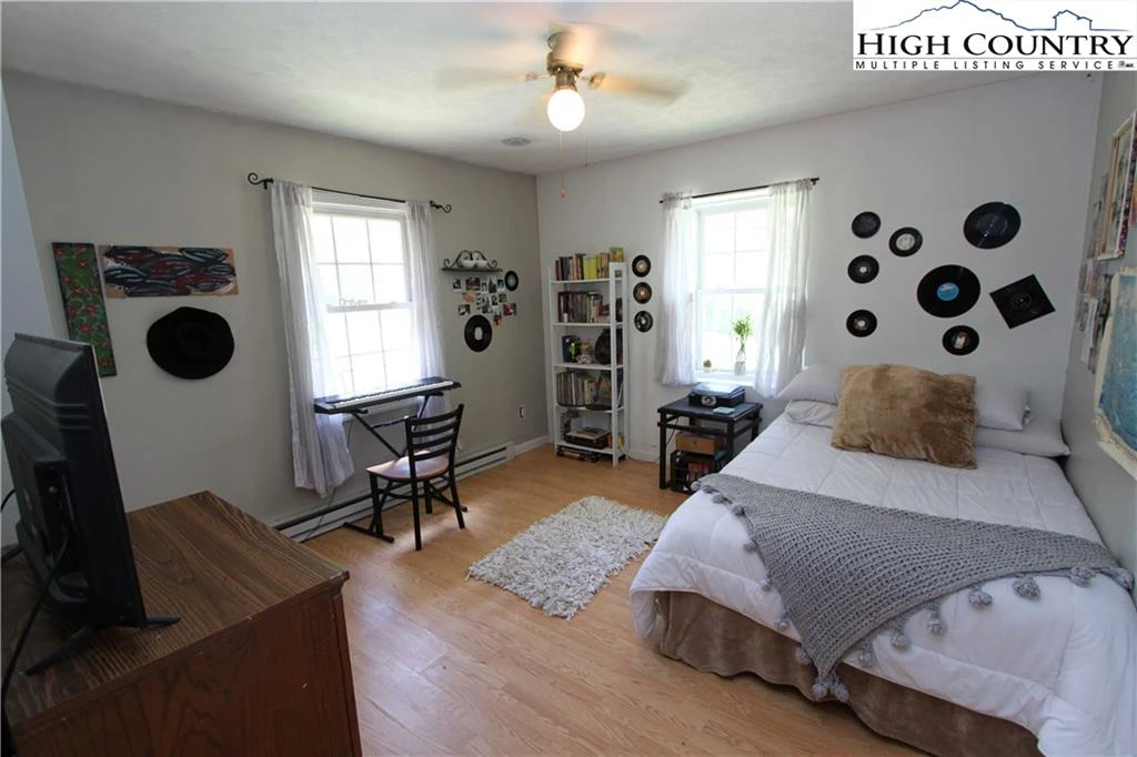 Image number 3 for the current listing