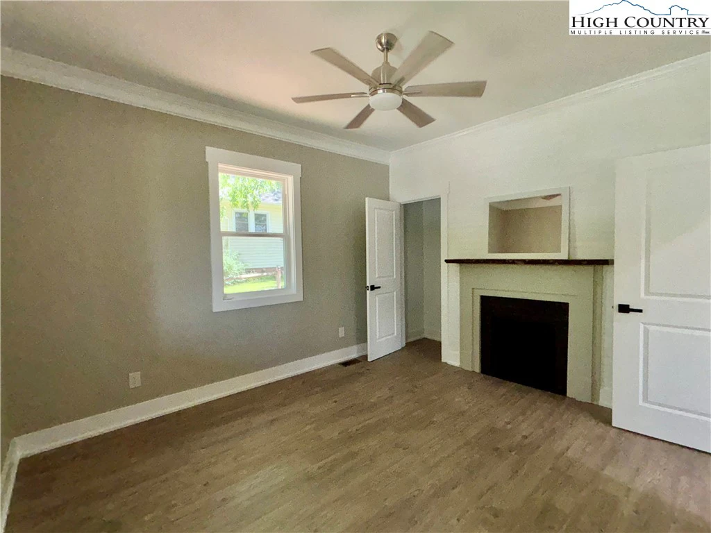 Image number 18 for the current listing