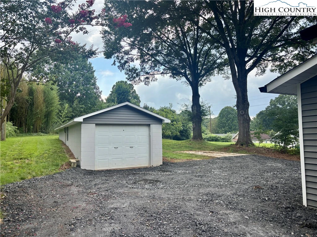 Image number 4 for the current listing