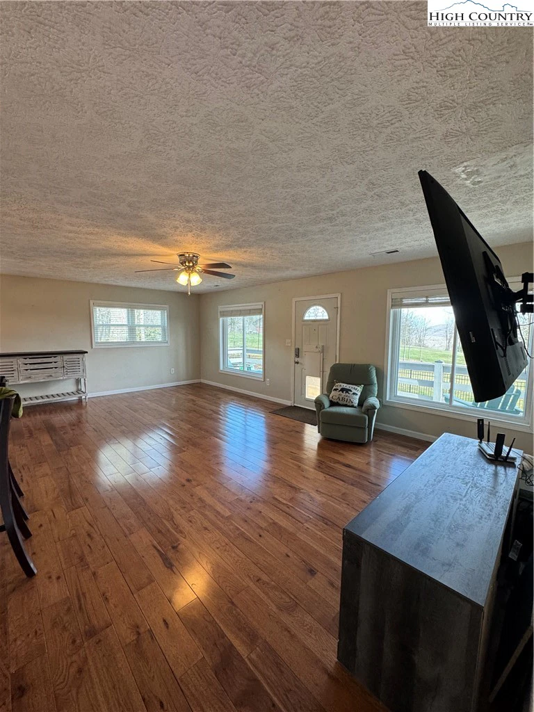 Image number 21 for the current listing