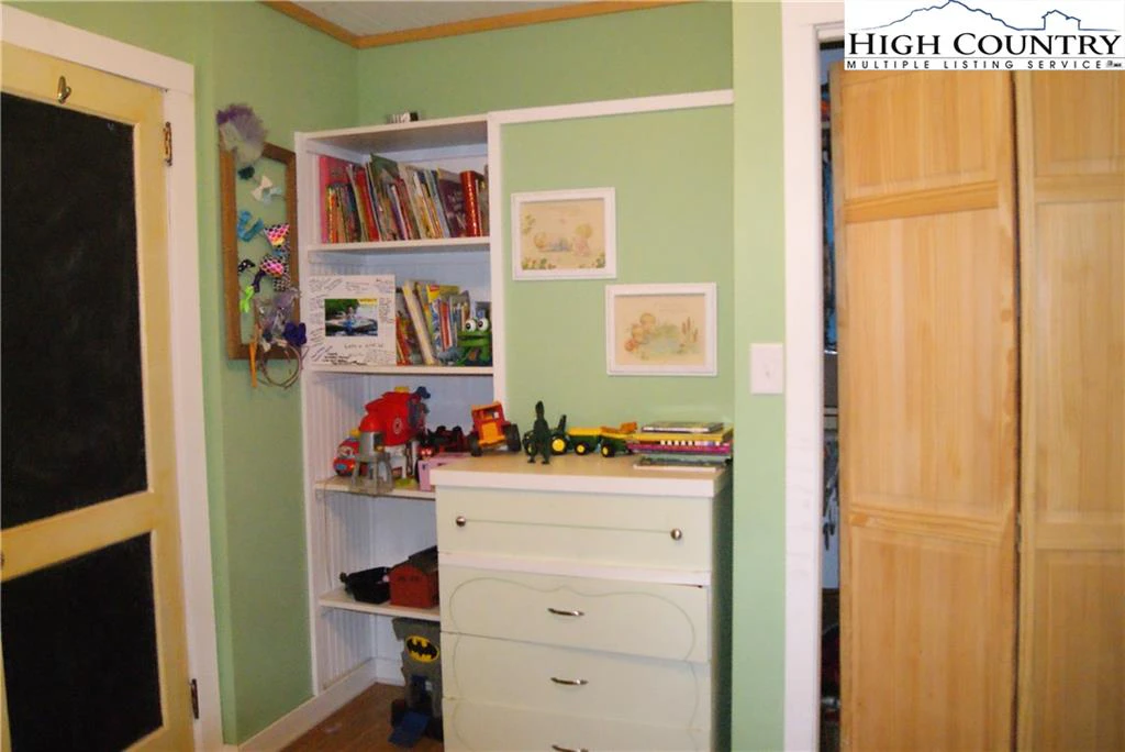 Image number 19 for the current listing