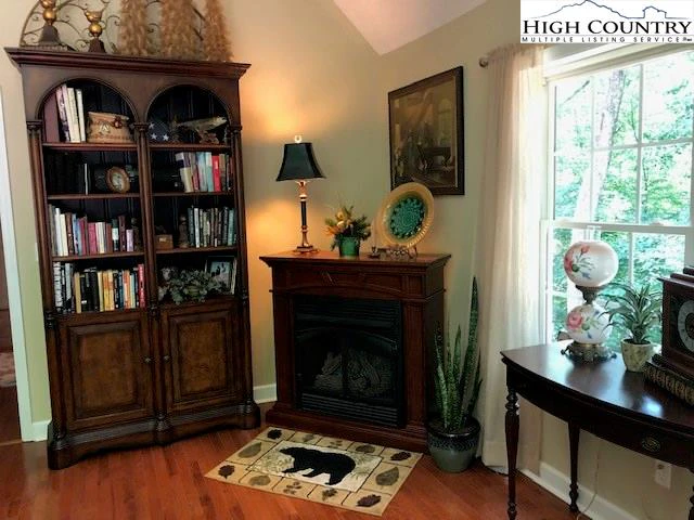 Image number 21 for the current listing