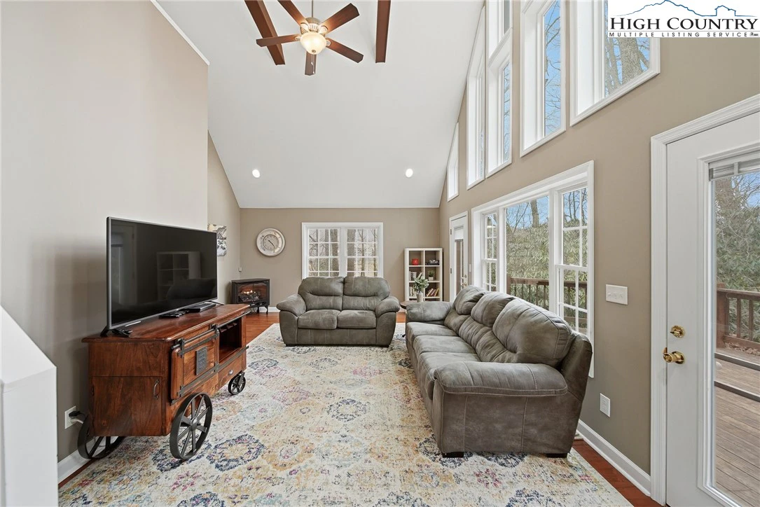 Image number 14 for the current listing