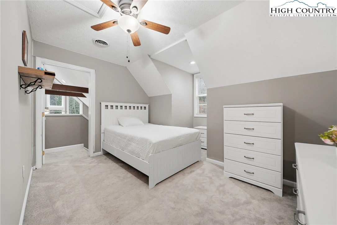 Image number 3 for the current listing