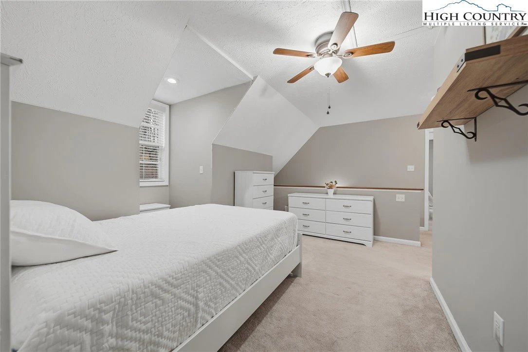 Image number 4 for the current listing