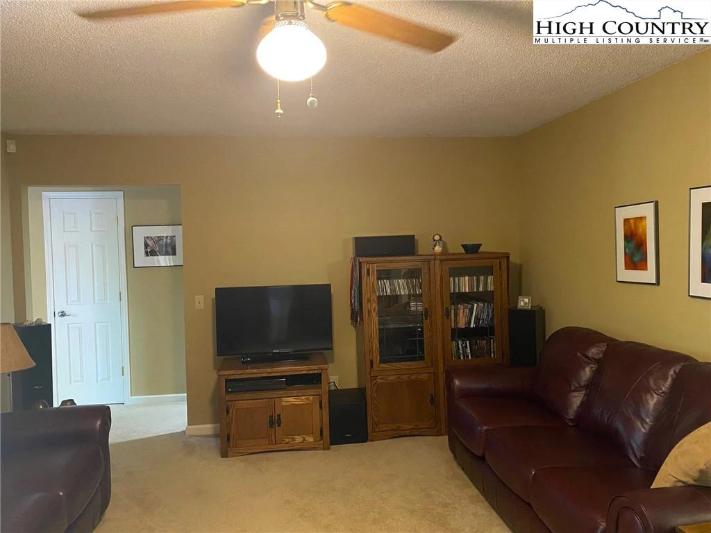 Image number 19 for the current listing