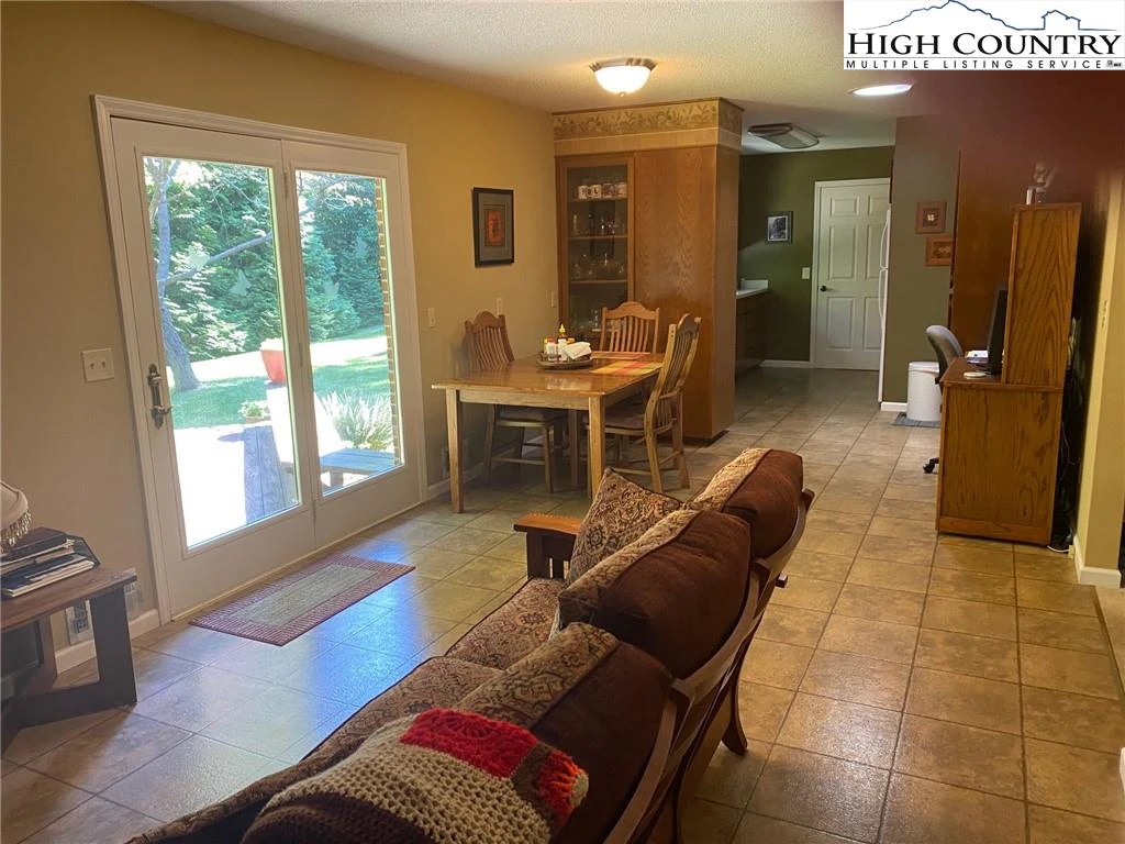 Image number 18 for the current listing