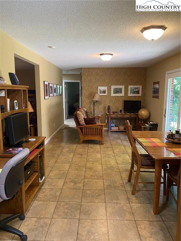 Image number 17 for the current listing