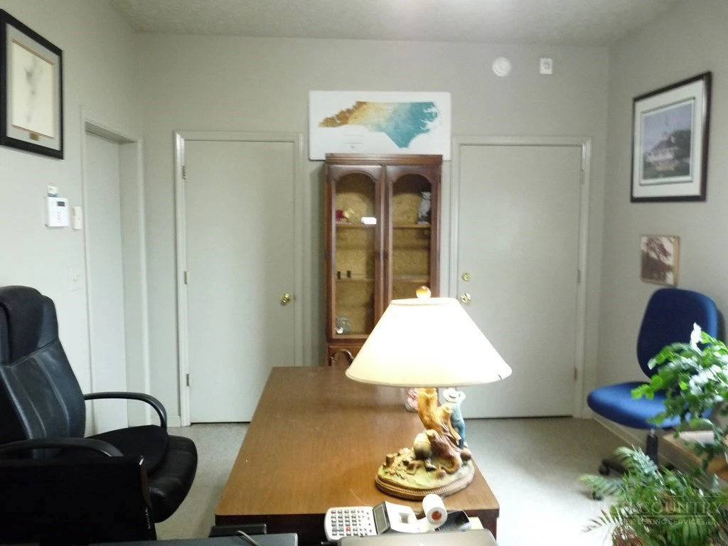 Image number 18 for the current listing