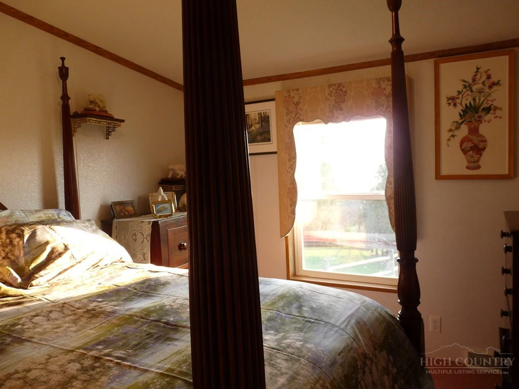 Image number 19 for the current listing