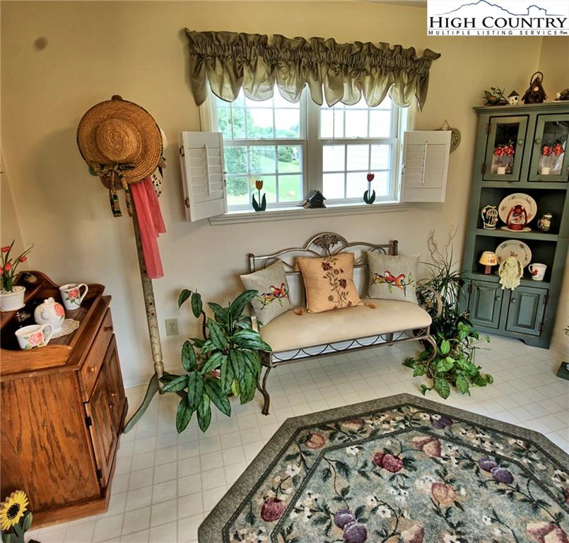 Image number 11 for the current listing