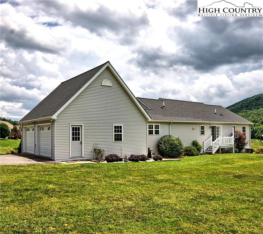 Image number 19 for the current listing