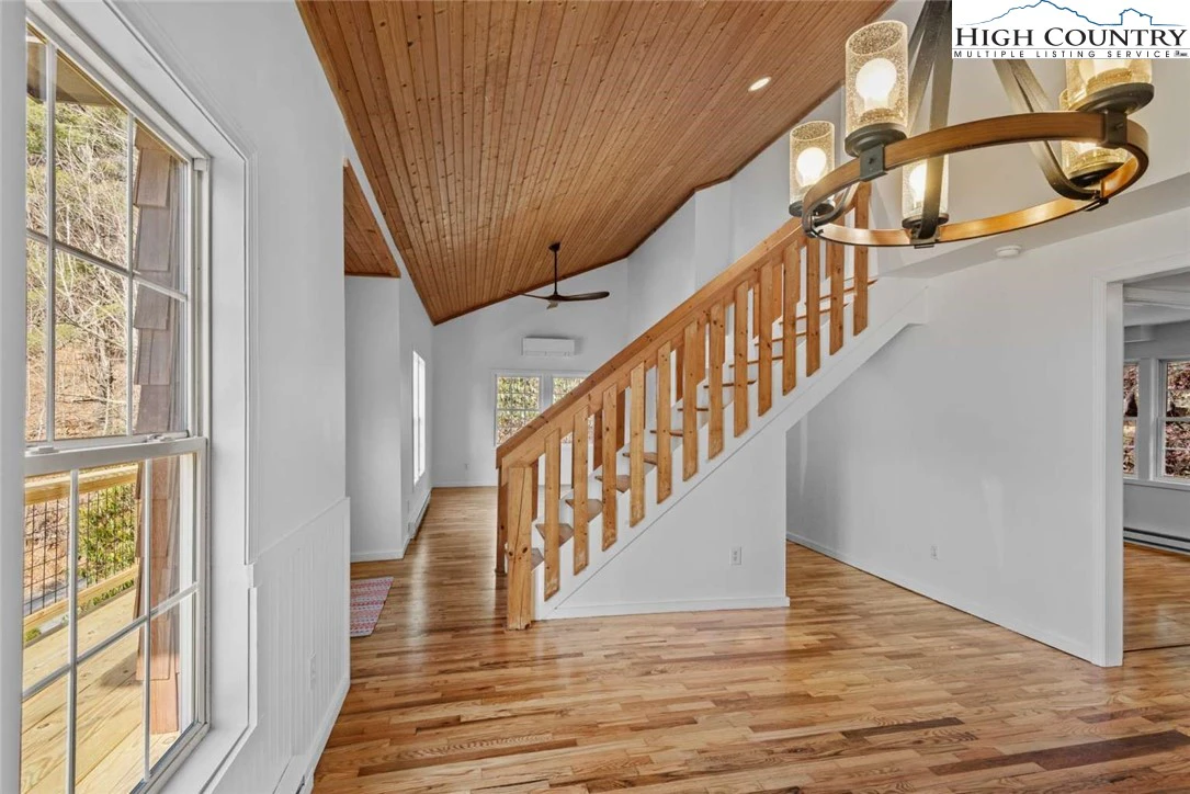 Image number 17 for the current listing