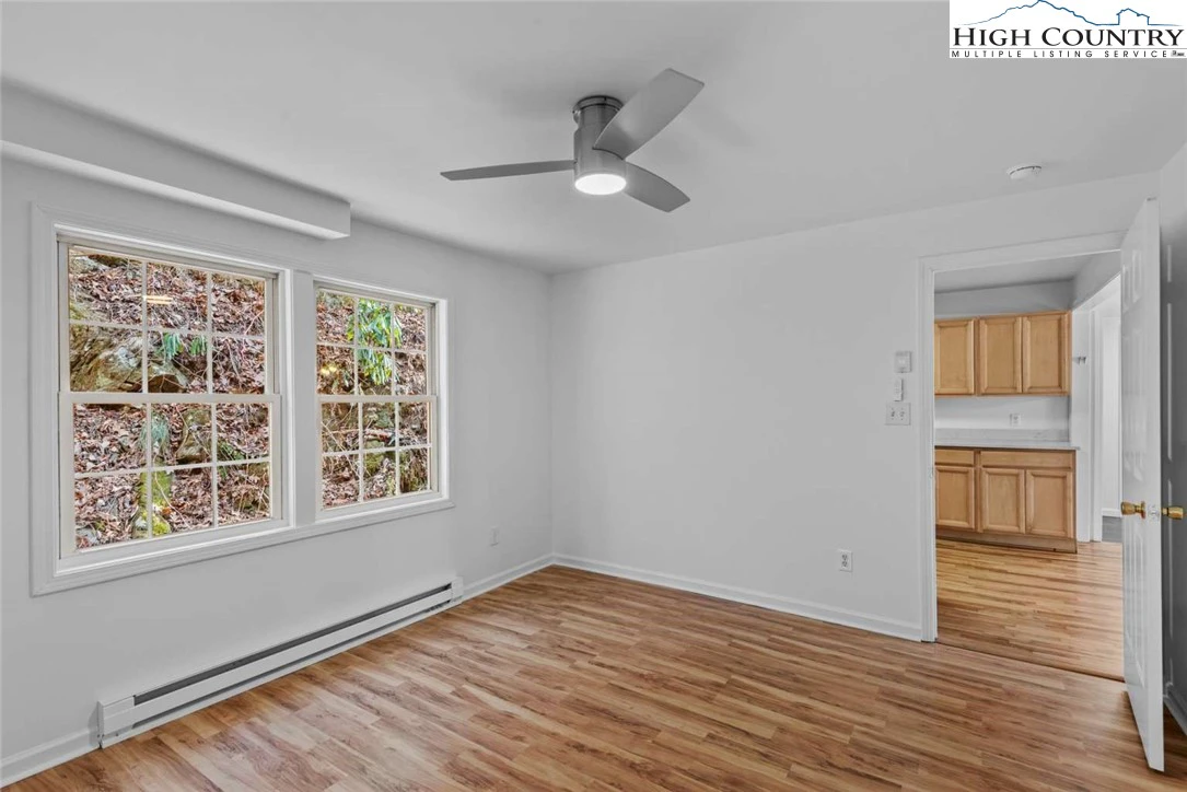 Image number 15 for the current listing