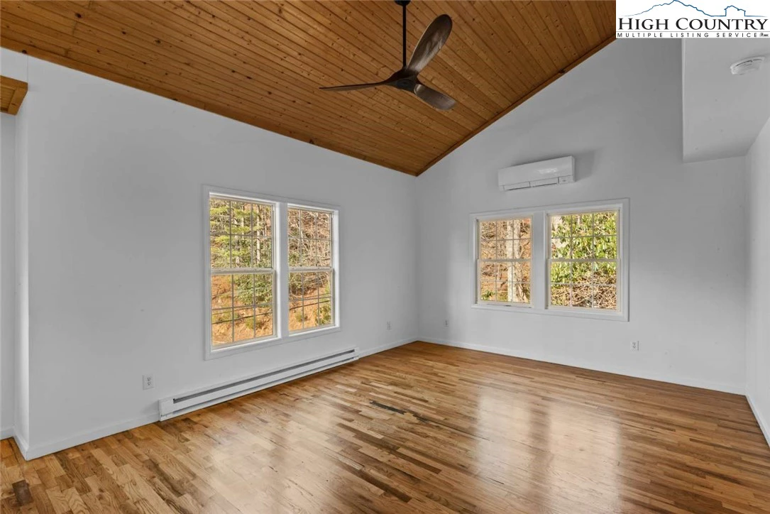 Image number 14 for the current listing